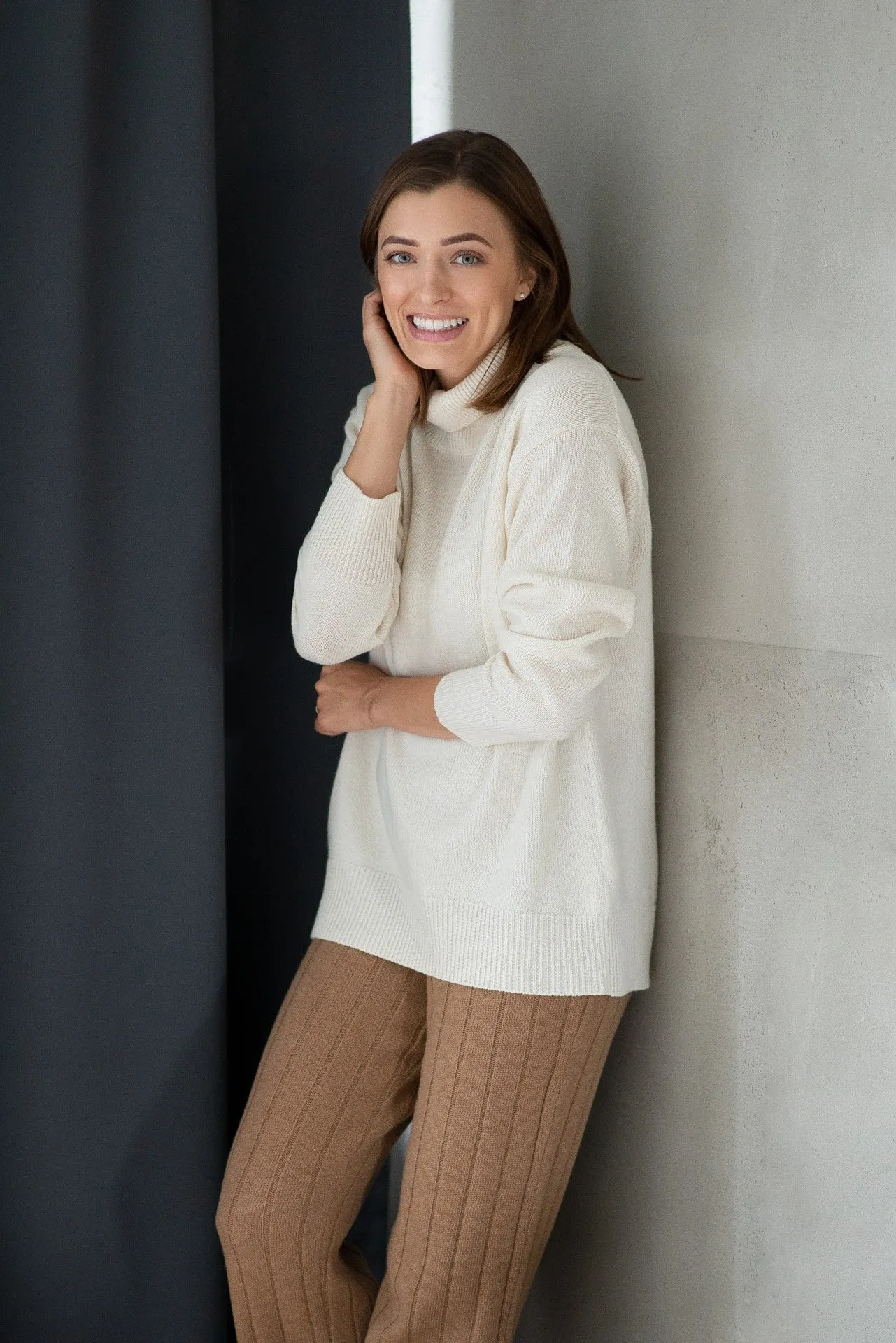 Cosy Classic Oversized Wool Turtleneck - White
